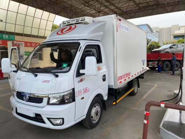 (3.7米）东风途逸CNG汽油双燃料冷藏车
