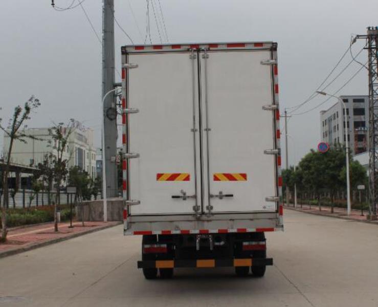(7.68米）东风多利卡D9冷藏车